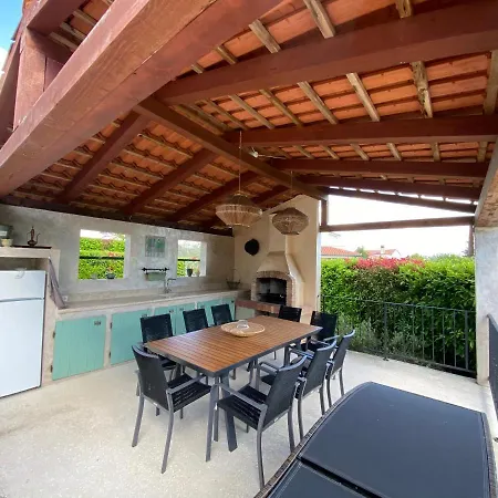 בית נופש Dracena Mit Privatem Saltwater Pool Višnjan